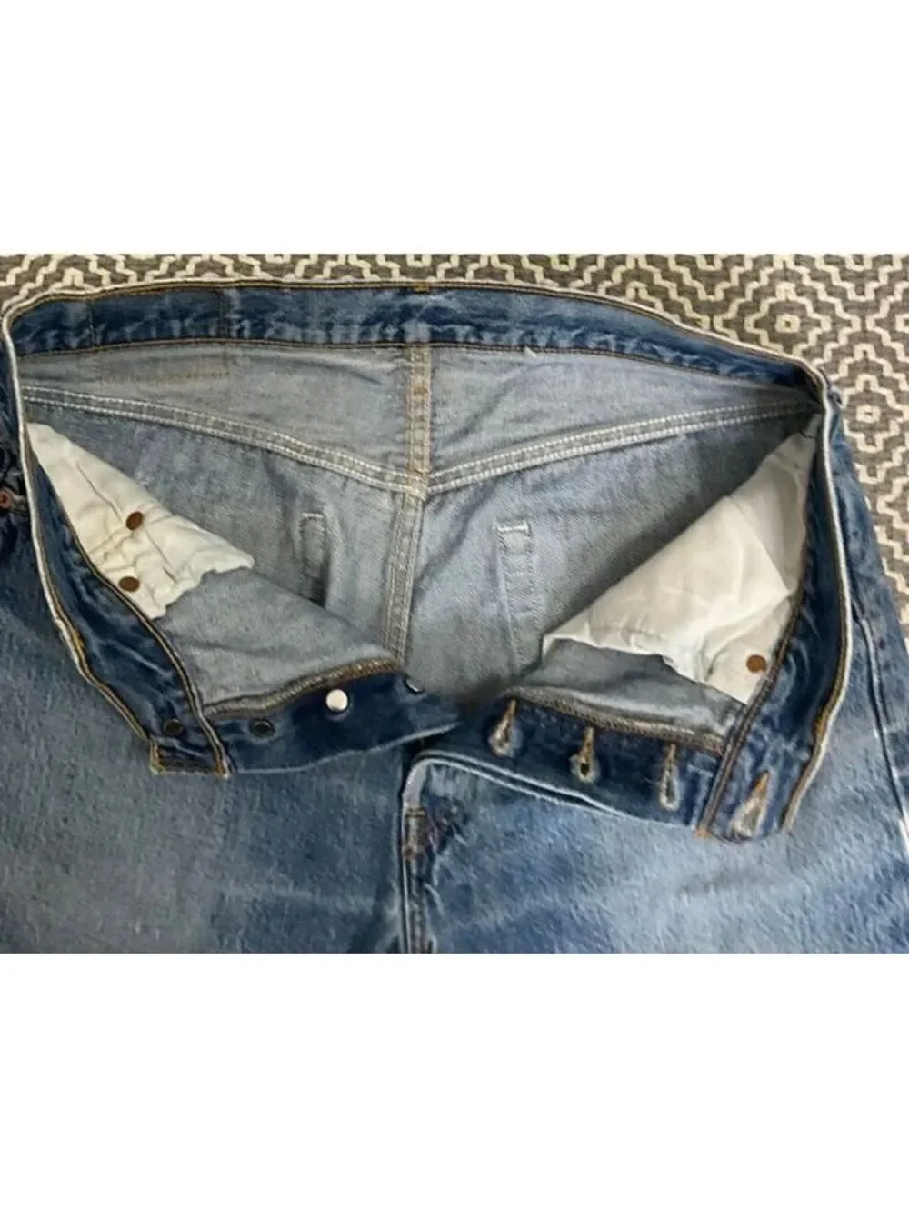vintage Levi's 501 distressed jeans light wash button fly 34x30 100% cotton